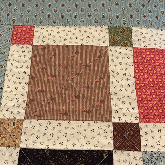 Patchwork Quilt with Multicolor Squares - Picture 6 of 11